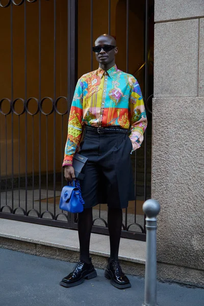 Mailand Italien Juni 2022 Mann Mit Blauer Versace Ledertasche Buntem — Stockfoto