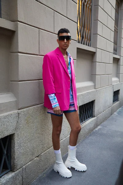 意大利米兰 2022年6月18日 在米兰时装周街头时装秀之前 身穿粉色夹克 太阳镜和白靴的男人 — 图库照片