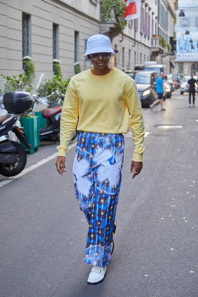 Milan Italy June 2022 Man Blue Trousers Floral Pattern Yellow — Stockfoto