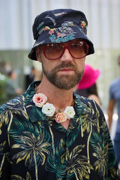 Milão Itália Junho 2022 Homem Com Colar Flores Camisa Com — Fotografia de Stock