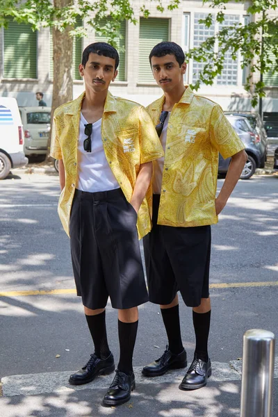 MİLAN, İTALYA 19 Haziran 2022: Muhammed Habdan ve Humaid Habdan Etro defilesinden önce, Milan Moda Haftası tarzı