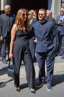 MILAN, ITALY - 20 Haziran 2022: Giorgio Armani defilesinden önce Roberta Armani ve Scott Eastwood, Milan Moda Haftası tarzı