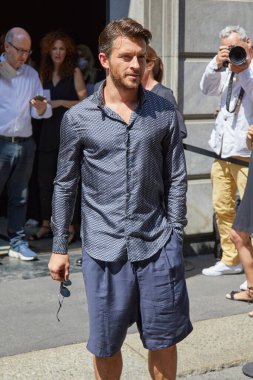 Giorgio Armani moda defilesinden önce Jonathan Bailey, Milano Moda Haftası tarzı.