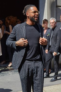 MILAN, İtalya - 20 Haziran 2022: Giorgio Armani moda defilesinden önce D 'Angelo Russell, Milan Moda Haftası tarzı