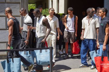 MILAN, ITALY - 20 Haziran 2022: Giorgio Armani moda şovundan sonra top modeller, Milan Moda Haftası tarzı