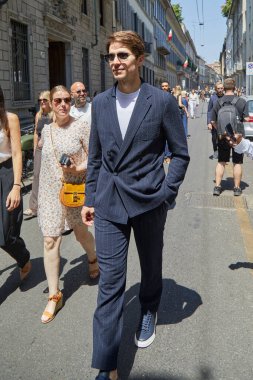 Giorgio Armani moda defilesinden önce Lucas Bravo, Milano Moda Haftası tarzı.