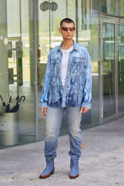 Milão Itália Junho 2022 Homem Com Casaco Ganga Azul Calças — Fotografia de Stock