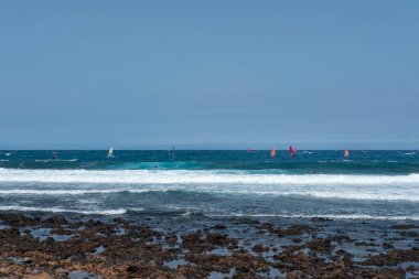 El Medano, Granadilla de Abona, Tenerife, Kanarya Adaları, İspanya - 23 Temmuz 2021: Mükemmel havadan yararlanan rüzgar sörfçüleri: adanın güneydoğu kıyısı yakınlarında rüzgar ve büyük köpüklü dalgalar