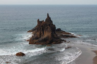 Atlantik Okyanusu 'ndan yükselen görkemli volkanik kayalar, köpüklü dalgalar ve karanlık kumlarla çevrili, tenha Benijo sahilinin ıssız manzarası veya Playa de Benijo, Tenerife, Kanarya Adaları, İspanya