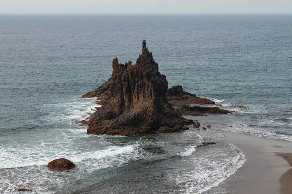 Atlantik Okyanusu 'ndan yükselen görkemli volkanik kayalar, köpüklü dalgalar ve karanlık kumlarla çevrili, tenha Benijo sahilinin ıssız manzarası veya Playa de Benijo, Tenerife, Kanarya Adaları, İspanya