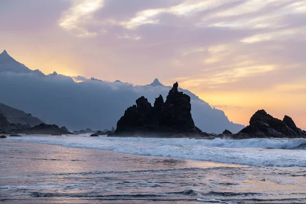 Niesamowity Zachód Słońca Pięknymi Eterycznymi Kolorami Nad Zaciszną Plażą Znaną — Zdjęcie stockowe