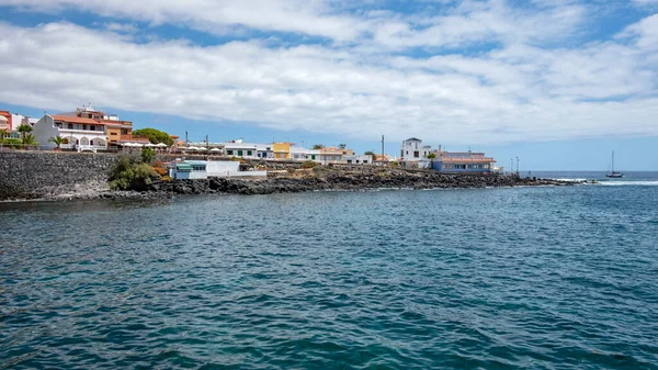 Caleta Costa Adeje テネリフェ島 カナリア諸島 スペイン 5月5 2019 島の南にある魅力的な小さな海岸沿いのリゾートでは 魚料理店 — ストック写真