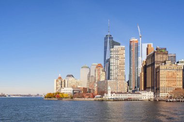Aşağı Manhattan, New York, New York, ABD - 21 Kasım 2015: Yüksek gökdelenleri ve ünlü tarihi binaları olan en varlıklı mahallelerden biri olan Hudson Finansal Bölgesi nehri manzarası