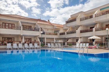 Otel Apartamentos Andorra, Las Amerika, Tenerife, Kanarya Adaları, İspanya - 3 Aralık 2021: Andorra yerleşim ve tatil kompleksinin geniş daireleriyle çevrili büyük yüzme havuzu