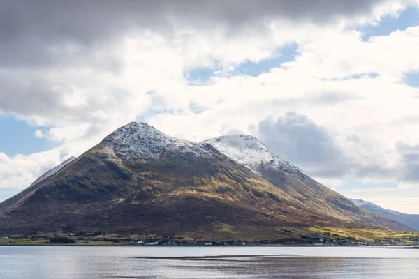 Widok Eteryczny Krajobraz Pierwotną Przyrodę Zamarzniętą Atmosferę Wyspy Skye Pokrywami — Zdjęcie stockowe