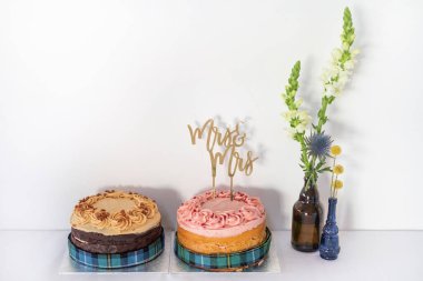 İki lezzetli kek, biri karamel ya da tereyağlı çikolata, diğeri çilekli klasik sünger tabanı ve üzerinde 