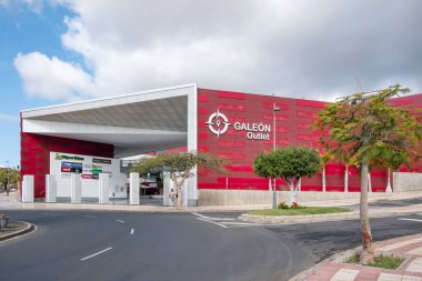 Galeon Outlet, Costa Adeje, Tenerife, Kanarya Adaları, İspanya - 25 Ocak 2022: Modern mimari, parlak kırmızı cephe ve büyük bir logotinin yer aldığı alışveriş merkezinin ana girişinin görüntüsü