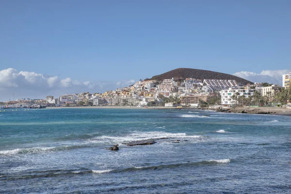 クリスティアーノ テネリフェ島 カナリア諸島 スペイン 2020年11月27日 前景の青い海と背景のモンタナChayofitaに囲まれた遠くから見た観光地の景色 — ストック写真