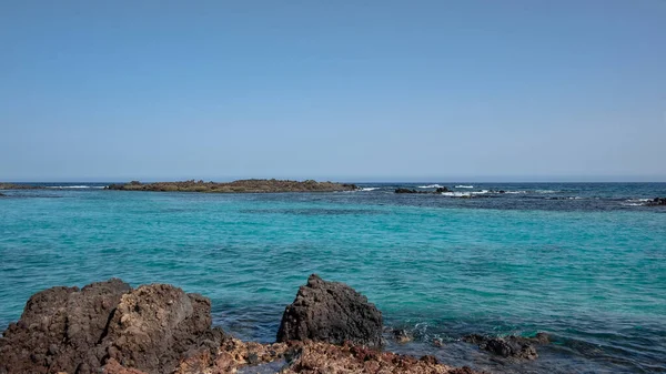 Pristine Turquoise Atlantic Ocean Waters Surrounding Small Islet Isla Lobos — Foto de Stock