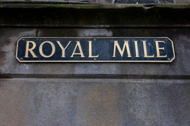 Royal Mile, Edinburgh, İskoçya, İngiltere - 13 Nisan 2022: bir ucunda Edinburgh Kalesi, diğer ucunda Holyroodhouse Sarayı 'nı bağlayan en eski cadde isminin işareti