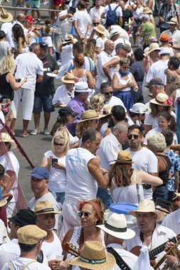 Los Abrigos, Tenerife, Kanarya Adaları, İspanya - 2 Eylül 2022: Turistler ve yerliler, San Blas 'ın onuruna düzenlenen yerel festival olan Romeria Barquera' yı kutlamak için küçük bir rıhtımda toplandılar.