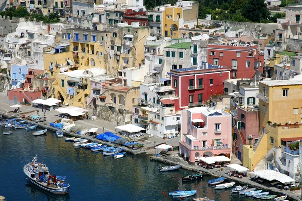 Procida, krásný ostrov na pobřeží Středozemního moře, marina — Stock fotografie