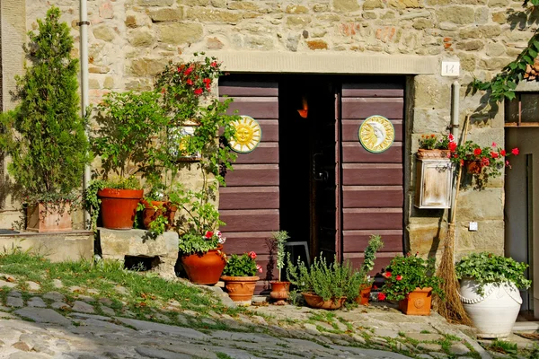 Staré vstupní dveře, Toskánsko, Itálie — Stock fotografie
