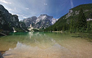 Güzel, renkli göl Lago di Braies Dolomiti Dağları 3 -