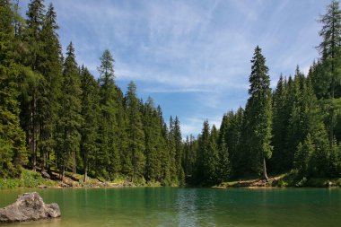 Güzel, renkli göl Lago di Braies Dolomiti Dağları 2 -