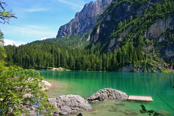 Güzel, renkli göl Lago di Braies Dolomiti Dağları 4 -