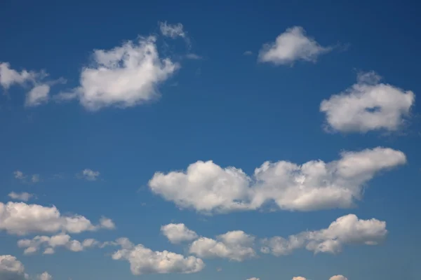 Cielo azul con nubes —  Fotos de Stock