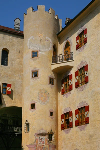 Brunico Castle, vertikales Detail. Bruneck in Südtirol - Italien — Stockfoto