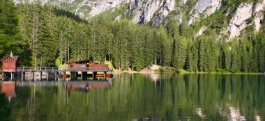 Güzel, renkli göl Lago di Braies Dolomiti Dağları 3 -
