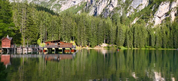 Smukke, farve sø Lago di Braies i Dolomiti bjergene 3  - - Stock-foto
