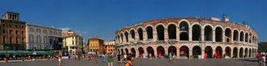Verona - İtalya Ağustos 11: piazza sütyen, sık sık sütyen için kısaltılmış