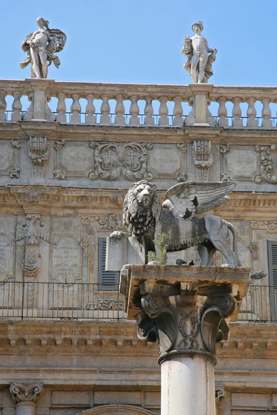 Verona Olaszország piazza delle Erbe, az oroszlán, a saint Mark jelképe — Stock Fotó