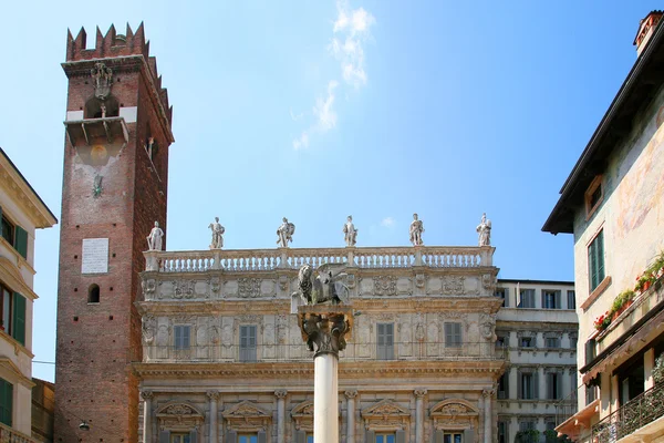 Verona Włochy placu piazza delle erbe lew Świętego znaku symbolu — Zdjęcie stockowe