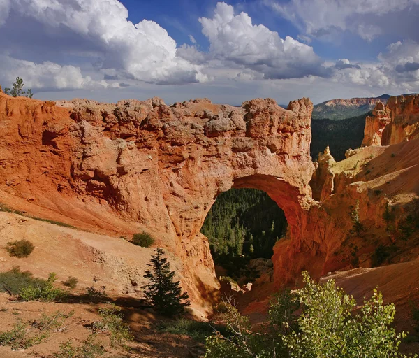 Naturlig bro punkt i bryce canyon nationalpark — Stockfoto