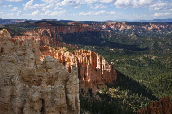 Große Kirchtürme, die durch Erosion in der Bryce Canyon National Par geschnitzt wurden — Stockfoto