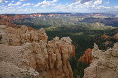 büyük kuleler uzağa erozyon bryce canyon Ulusal par tarafından oyulmuş.