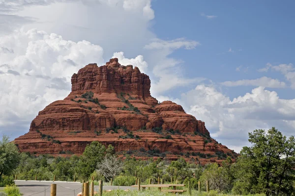 Bell Rock - Tormenta que se forma sobre el país de rock rojo Sedona, Arizona — Foto de Stock