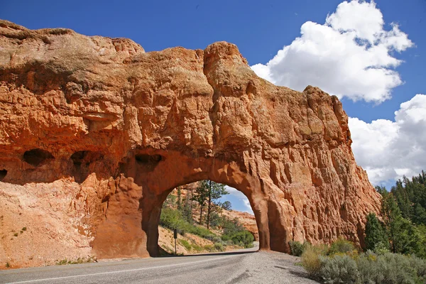 Arch i ovanliga klippformationer i bryce canyon nationalpark — Stockfoto
