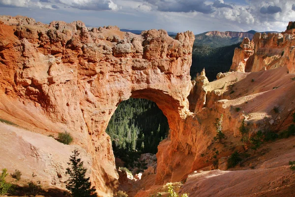 Natürliche brücke im bryce canyon nationalpark, utah. — Stockfoto