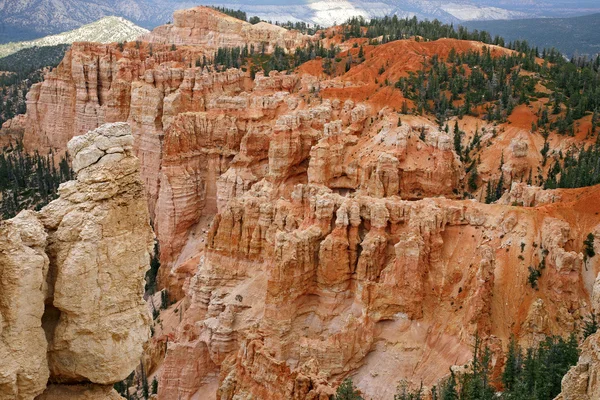 Faragott el erózió a Bryce Canyon nemzeti Par nagy tornyot — Stock Fotó