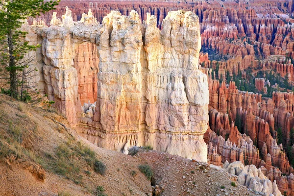 Wielkie wieże od rzeźbione przez erozję w bryce canyon krajowych par — Zdjęcie stockowe