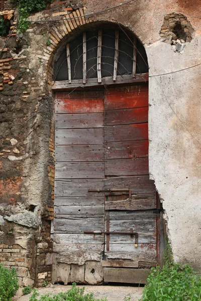 Casale of Vaccareccia - a brown wood old door in Appia Antica, R — Stock Photo, Image