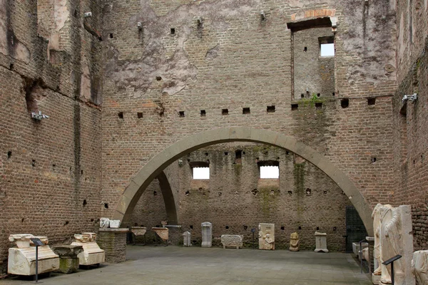 Mausoleo-ді-Сесілія Metella - всередині - в Via Appia antica на ро — стокове фото