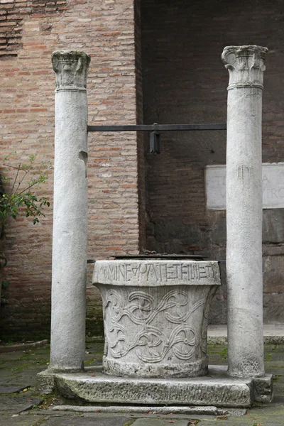 Iglesia san giovanni un porta latina - pozo viejo — Foto de Stock