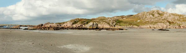 Skalnaté ostrovy a lodě od ostrově isle of mull ferry terminal, scotla — Stock fotografie