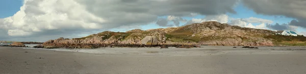 Klippiga öar och båtar från isle av mull ferry terminal, scotla — Stockfoto